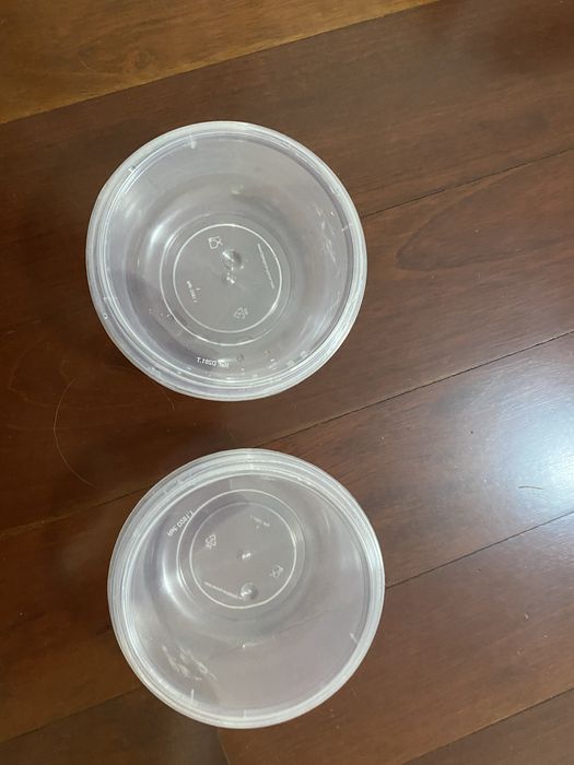 2 caixas de plástico