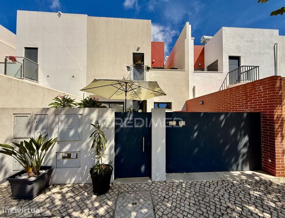 Moradia T3 com Cave, Rooftop e Vista Mar – Olhão