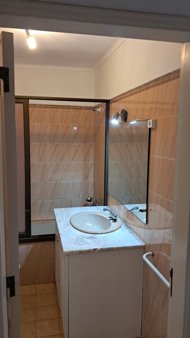 T1, com cozinha equipada na Parede