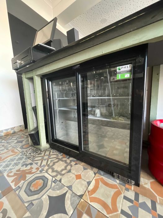 Cave de Vinhos elétrica com temperatura regulável