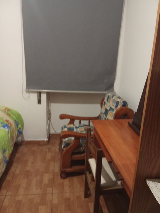 Quarto aluga-se disponível