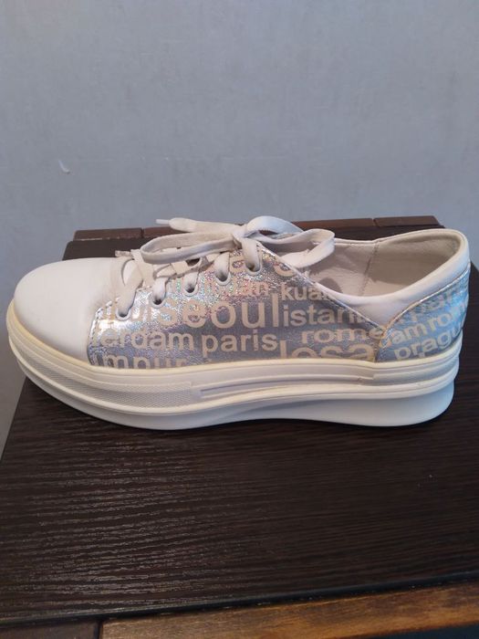 Продам новые кеды кроссовки