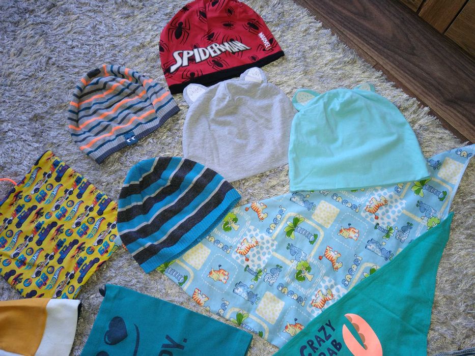 Czapki, chusty, kominy.