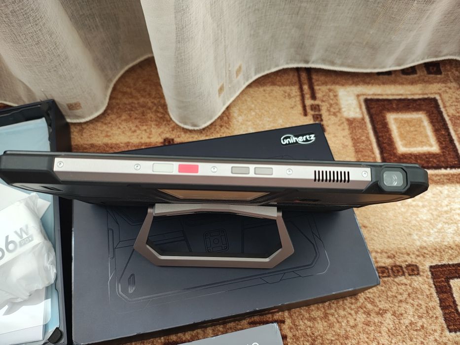 Захищений планшет з проектором Unihertz Tank 24/512,NFC,GPS,акум 21000