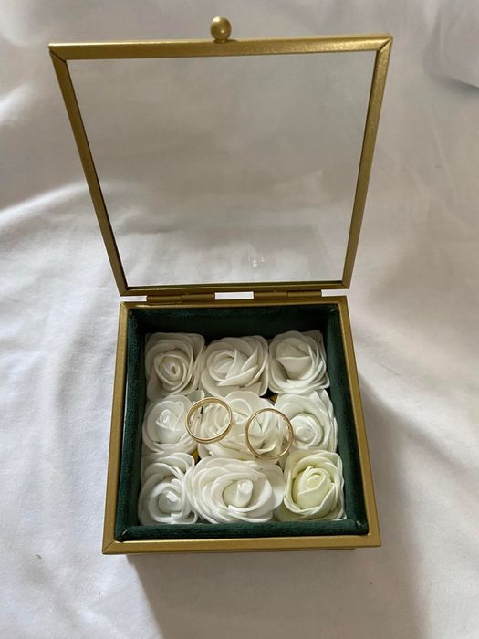 Złota szkatułka na obrączki