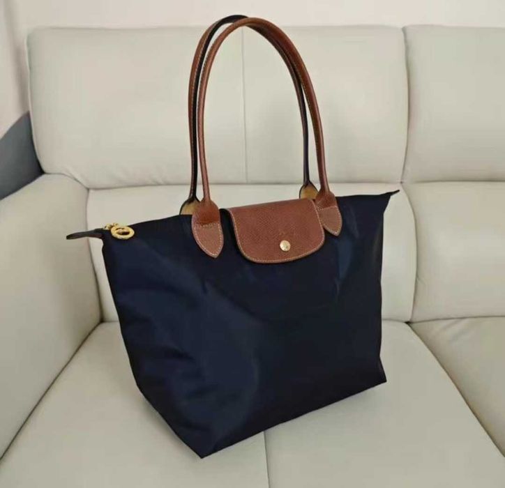 Duża torebka na ramię marki Longchamp w kolorze czarnym