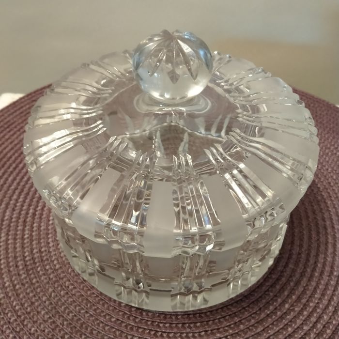 Kryształowa bombonierka szkatułka z PRL-u.