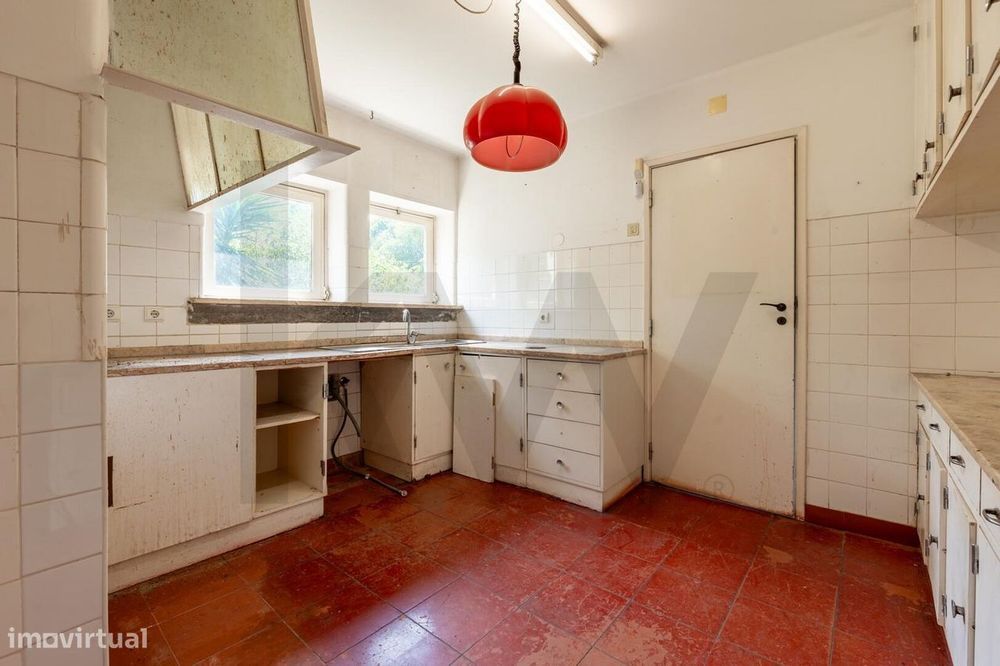 Moradia no Restelo para remodelação, com vista rio/mar, varandas espaç