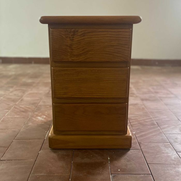 Mesa de Cabeceira (madeira maciça)