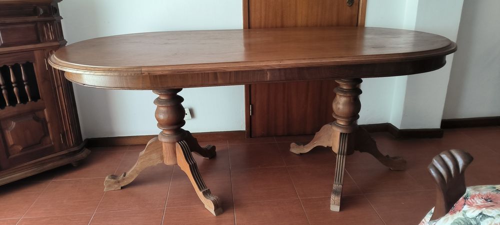 Mesa de Jantar Oval em Madeira Massiça com Pés Trabalhados)