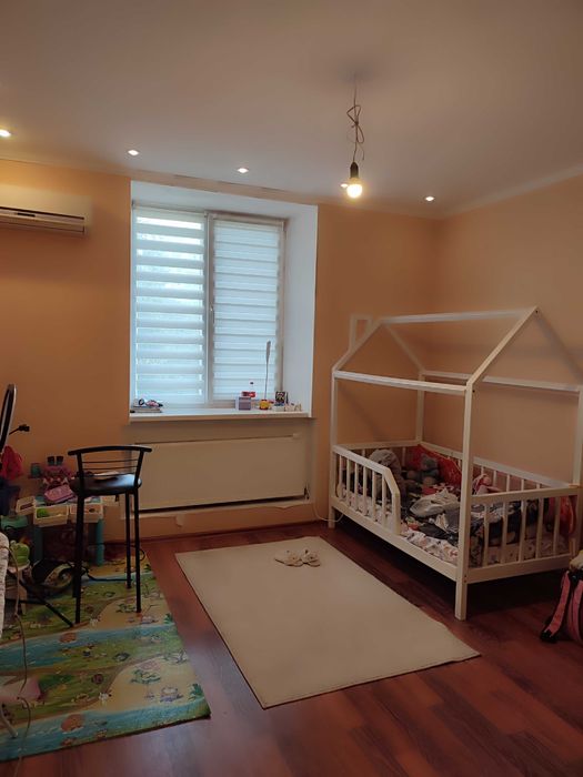 Продам трёхкомнатную квартиру с автономным отоплением .