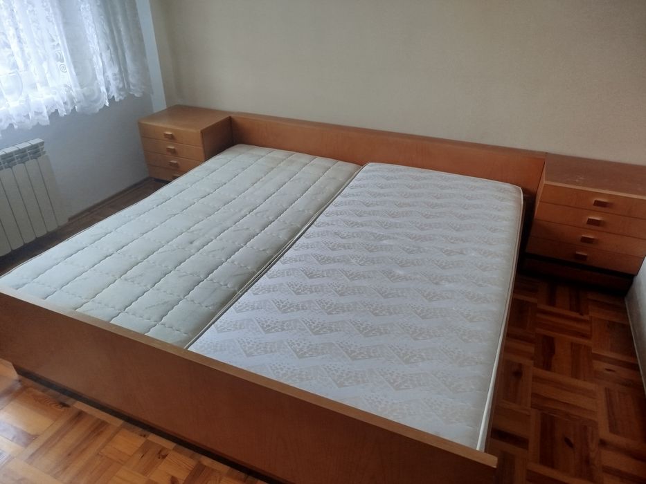Solidne łoże drewniane do sypialni Dunlopillo