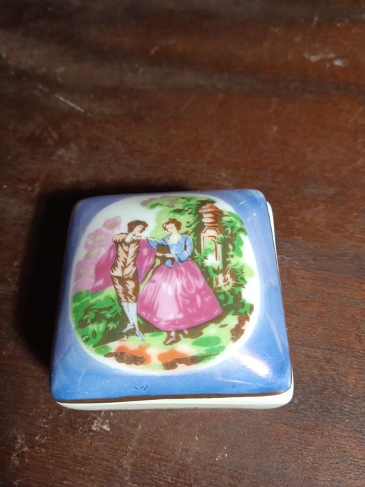 Caixinha / porta jóias antigo em porcelana