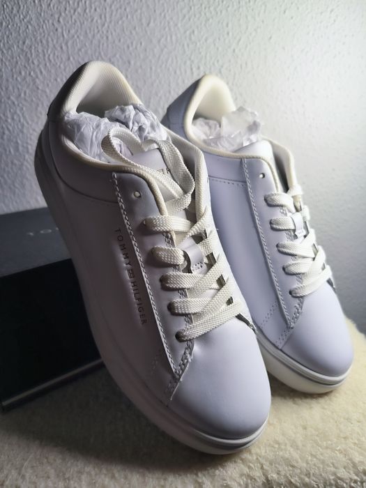 Sapatilhas Tommy Hilfiger brancas – NOVAS – Tamanho 37 (mulher)