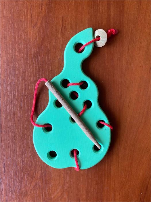 Груша шнурівка плоска