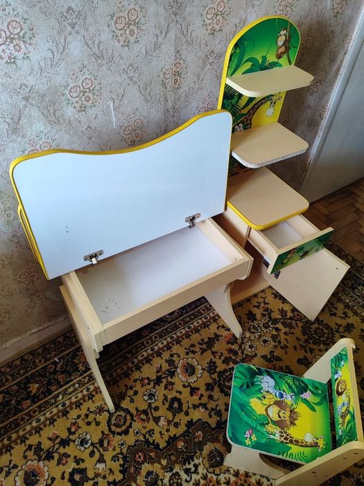 Дитячий зростаючий набір стіл + стілець + етажерка. Детский стол. Детская мебель.