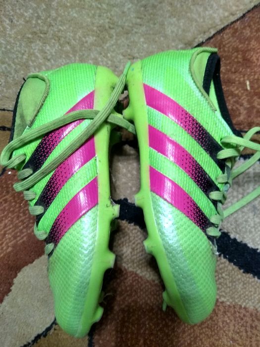 korki  pilkarskie  rozmiar  31    firma  adidas
