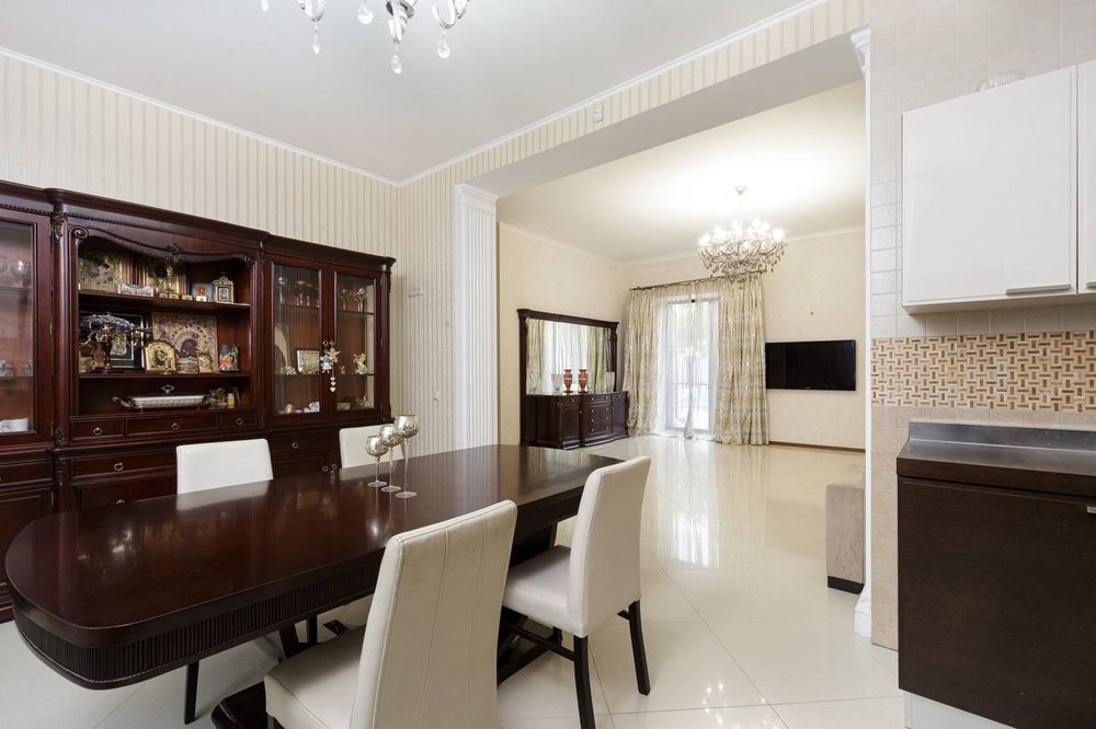 Аренда  дома возле моря  / Аркадия  , бассейн  , 8 соток, подвал ,свет