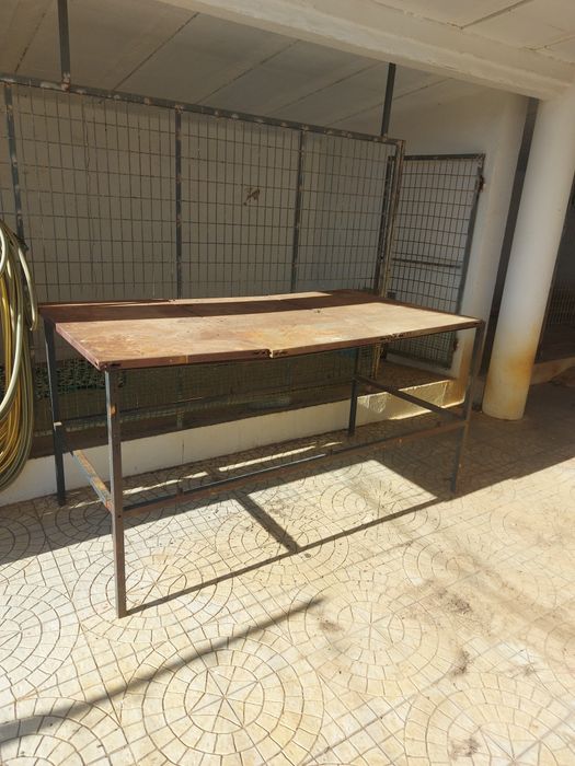 Bancada em ferro boa para uma oficina tampo amovível