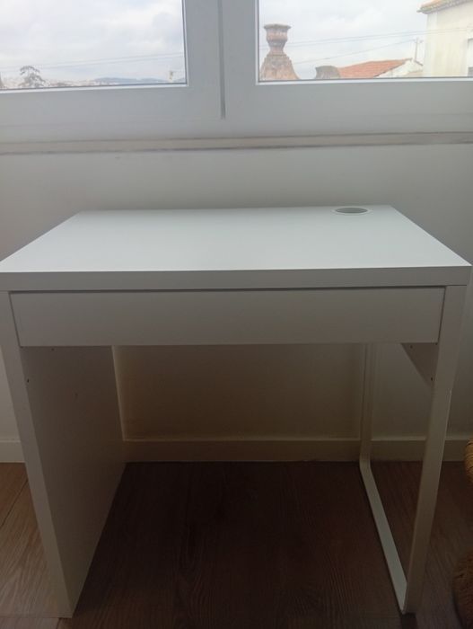 Secretaria e cadeira de escritório