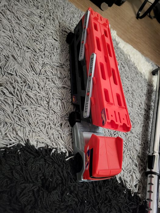 Samochód Hotweels megatransporter