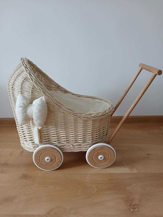 Wózek wiklinowy dla lalek bialy