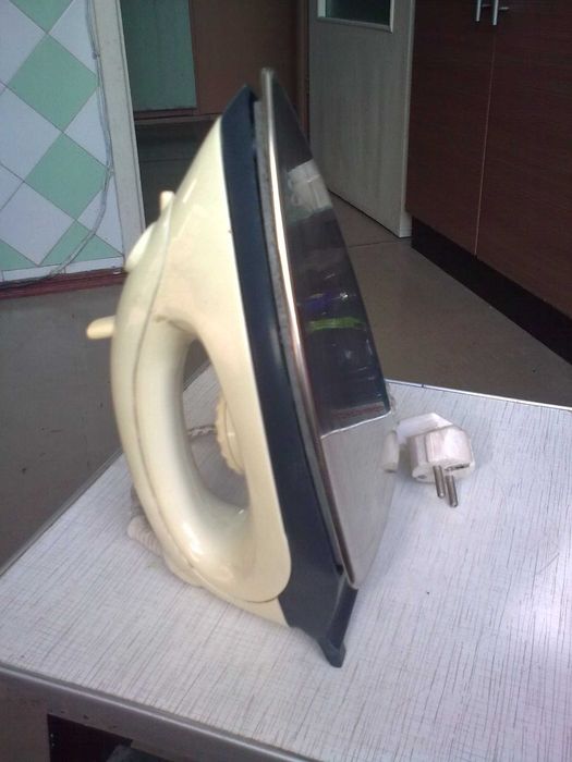 Утюг Атланта 1200w в нормальном рабочем состоянии