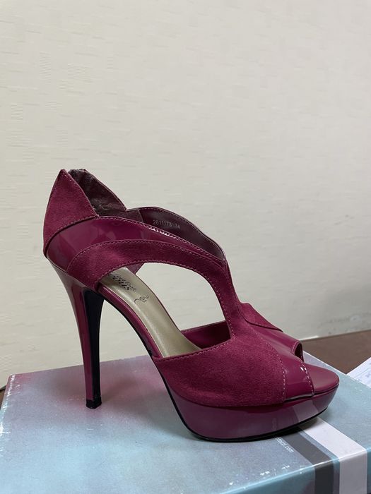 Літні босоножки на підборах