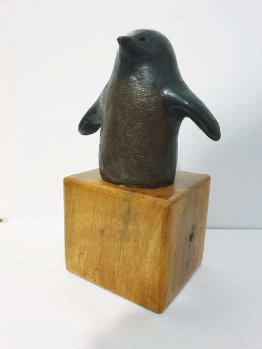 Magnifica escultura de um pinguim em bronze assinada