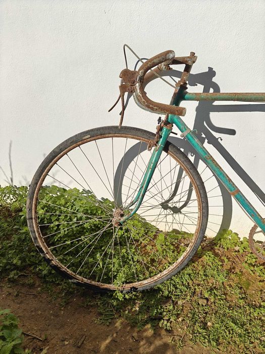 Bicicleta clássica com um design vintage, ideal para restauro