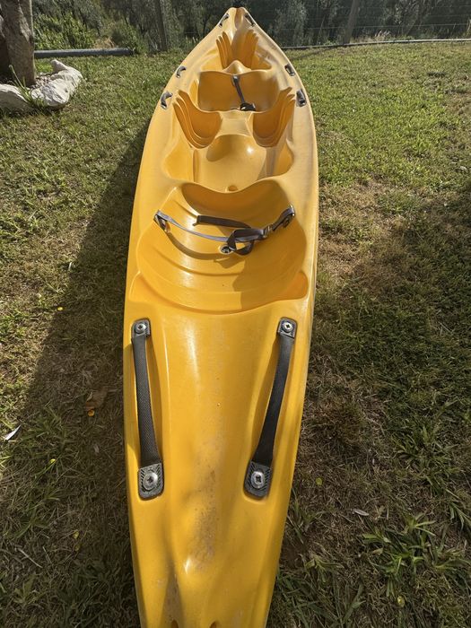 Canoa 3 lugares,  com 4 coletes e as repectivas pagaias..