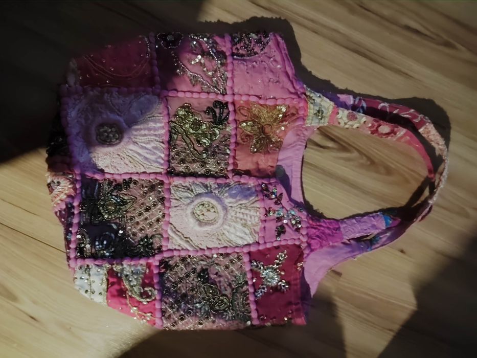 рожева сумка на магніті