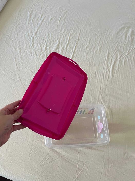 Caixa de plástico com pega e tampa rosa, tema escolar