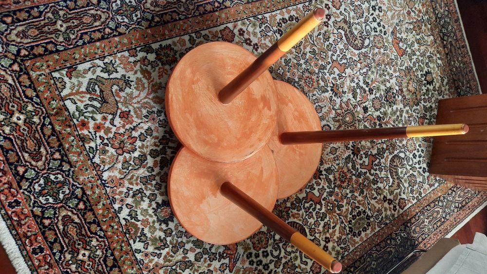Mesa de apoio de sofá _sala estar pintada em rose gold com terminações de pés pintado em dourado