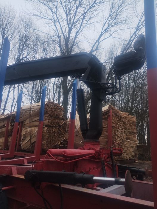 Напівпричіп лісової з лісовим краном навантажувачем