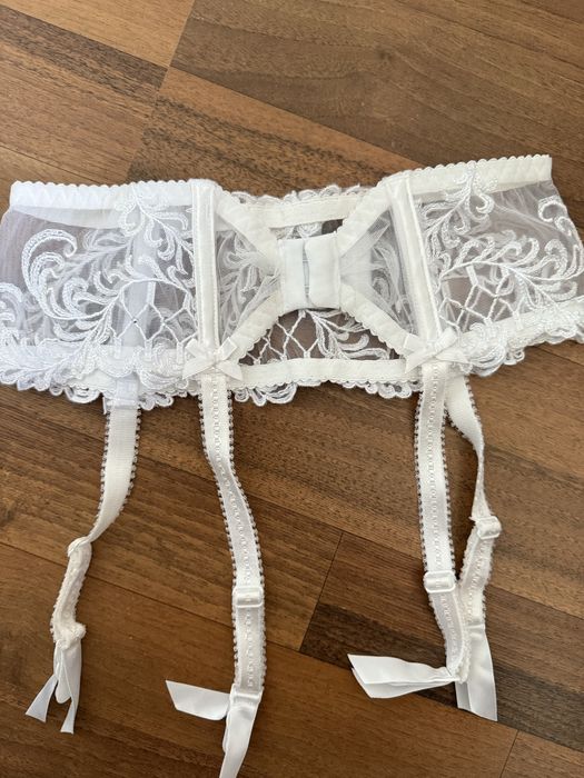 Pas do pończoch ślubny