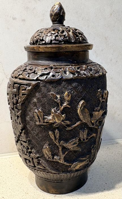 Pote asiático estilo Cinnabar esculpido vintage