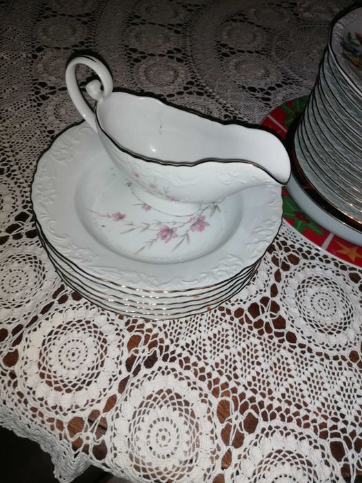 Conjunto de Louça Festiva com ornamentos de prata