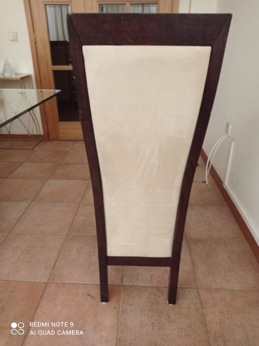 Cadeira em madeira e estofada