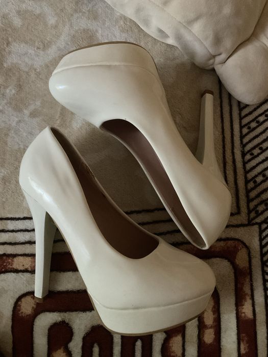 Белые туфли. 36рр. 100грн.
