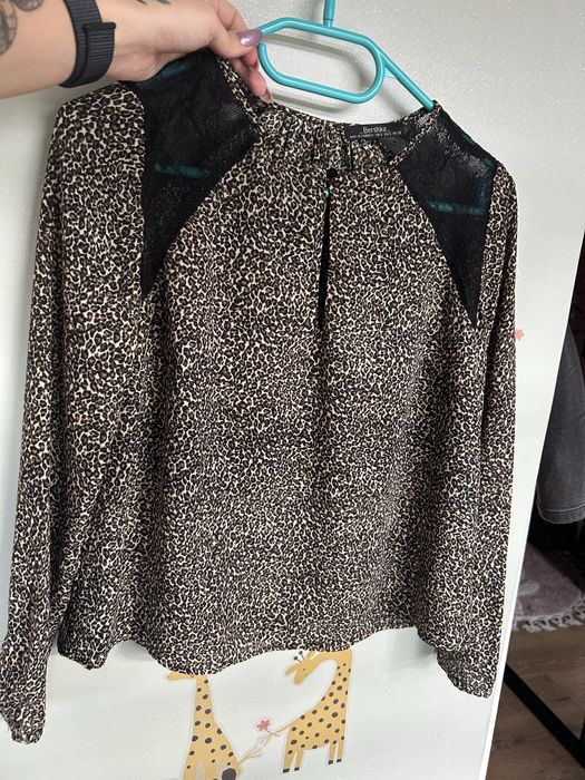 Bluzka w panterkę z koronką Bershka 36