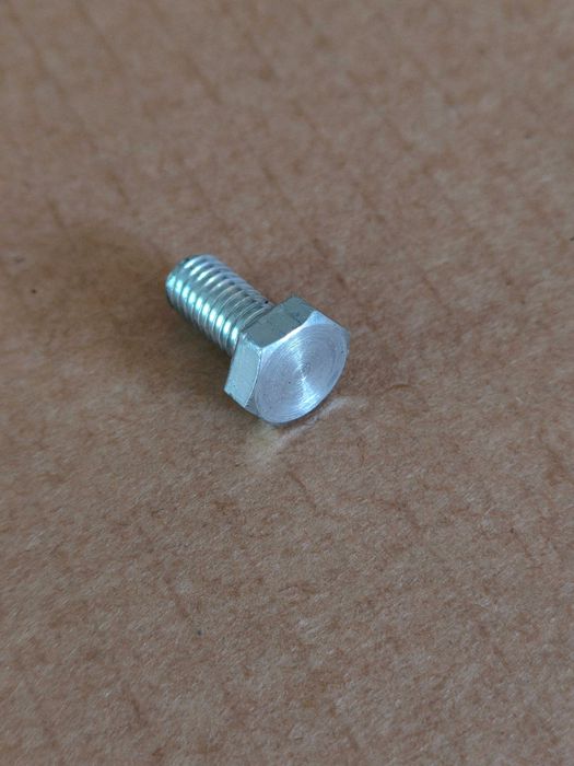 Śruba do mocowania noży dymA 8