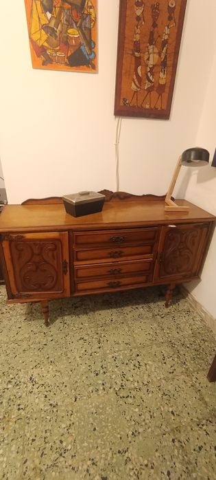 Cristaleira e móvel antigos