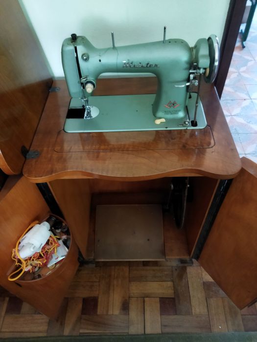 Máquina de Costura Meister-Werke com Móvel