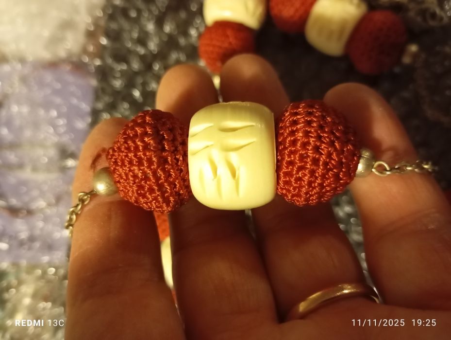 Colar vermelho e bege