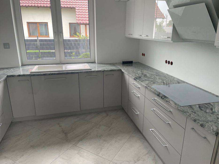 Wykonujemy blaty kuchenne parapety schody z kamienia naturalnego.