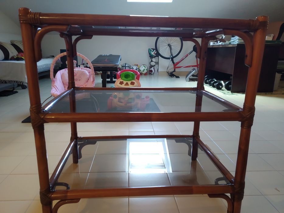 Mesa de apoio em bambú e tampo de vidro.
