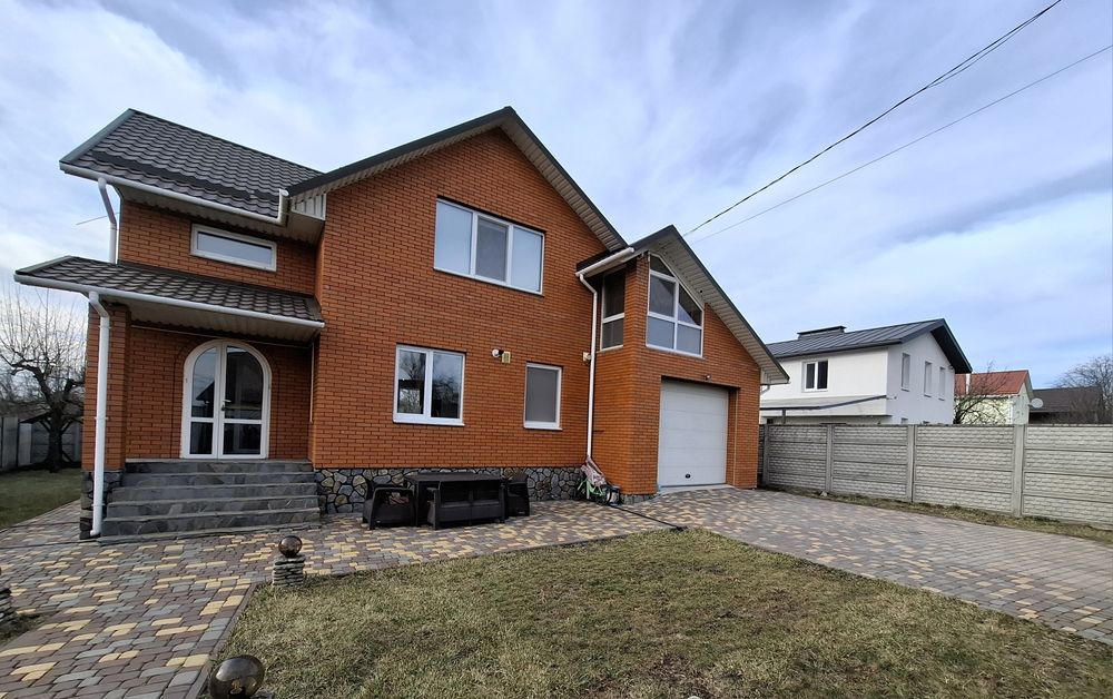 Продам 2-поверховий будинок на П'ятничанах.