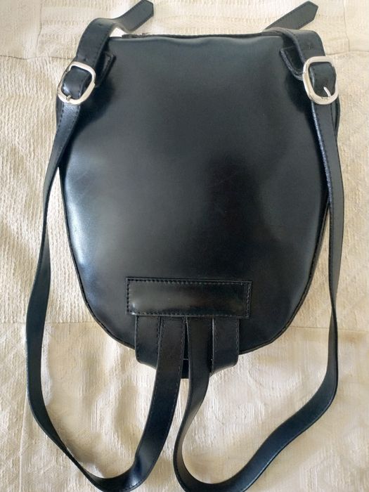 Mochila preta em pele polida