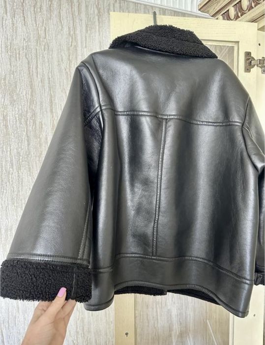Стильна тепла дублянка zara, чорний колір. розмір еu 40(1)/42(xl)